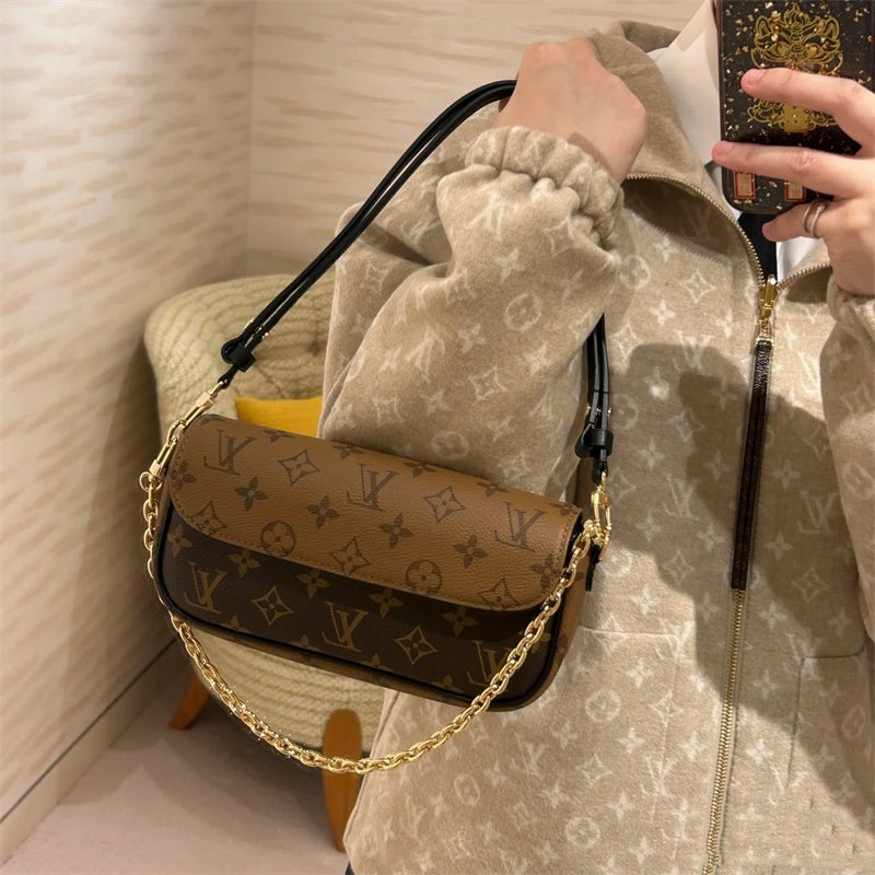 Elegant LV genuine leather crossbody bag With chain