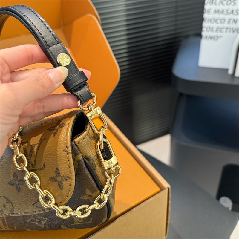 Elegant LV genuine leather crossbody bag With chain