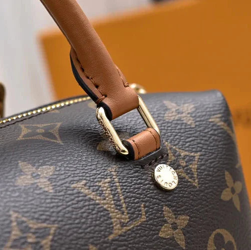 Elegant Handbag Louis Vuitton Bag Made of Genuine Leather with a Monogram