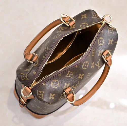 Elegant Handbag Louis Vuitton Bag Made of Genuine Leather with a Monogram