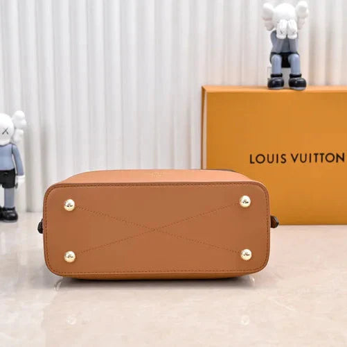 Elegant Handbag Louis Vuitton Bag Made of Genuine Leather with a Monogram