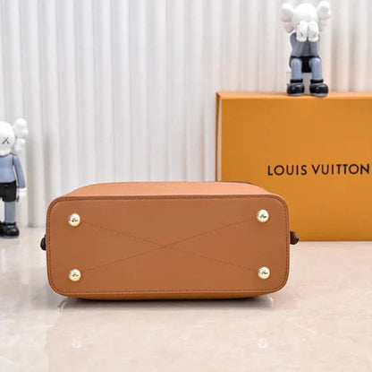 Elegant Handbag Louis Vuitton Bag Made of Genuine Leather with a Monogram