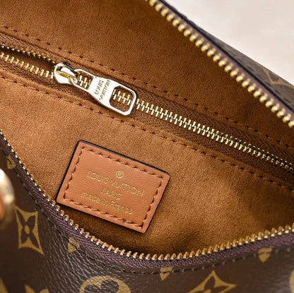 Elegant Handbag Louis Vuitton Bag Made of Genuine Leather with a Monogram